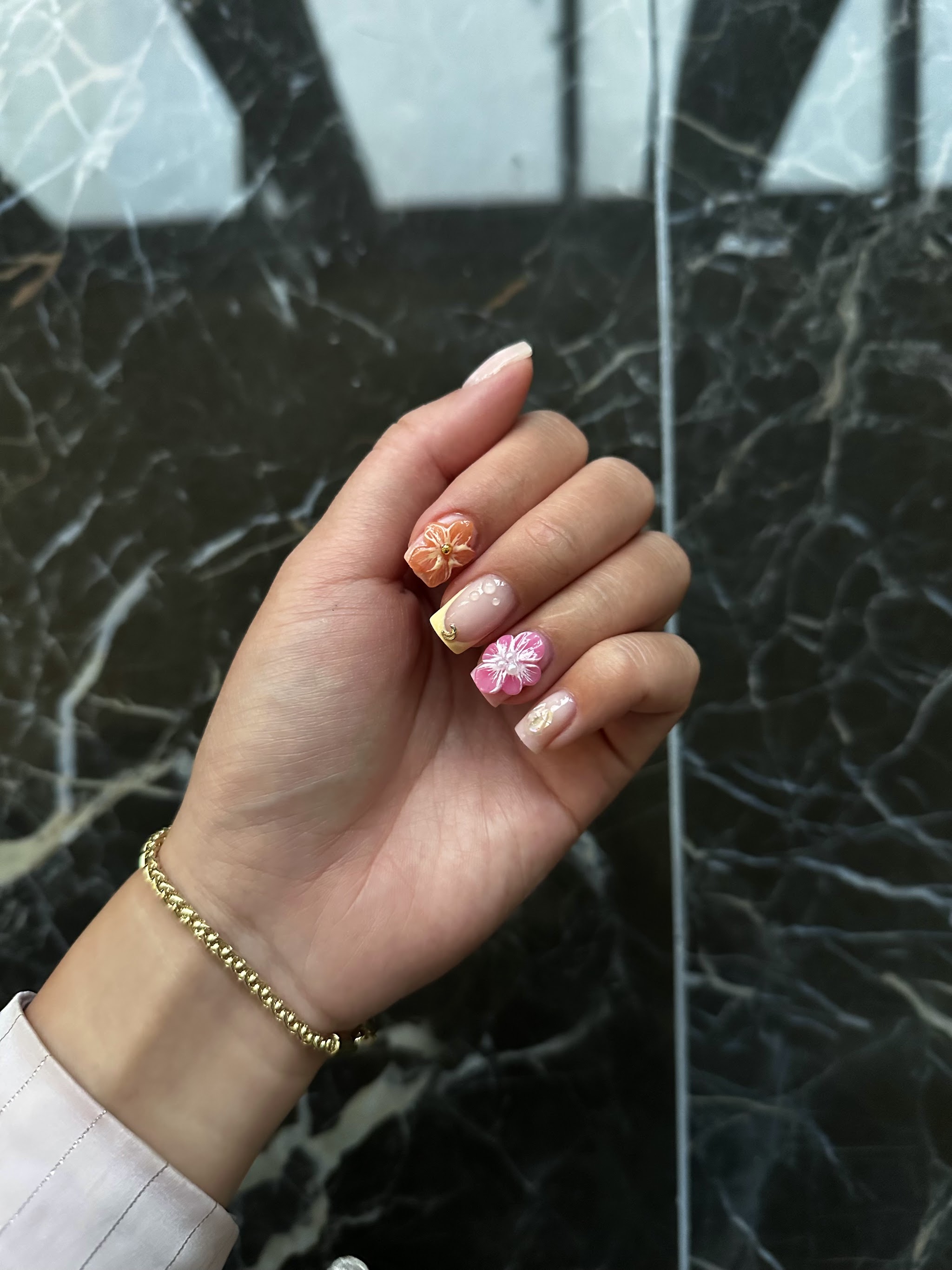 Manicure met roze en goudkleurige nagelversiering