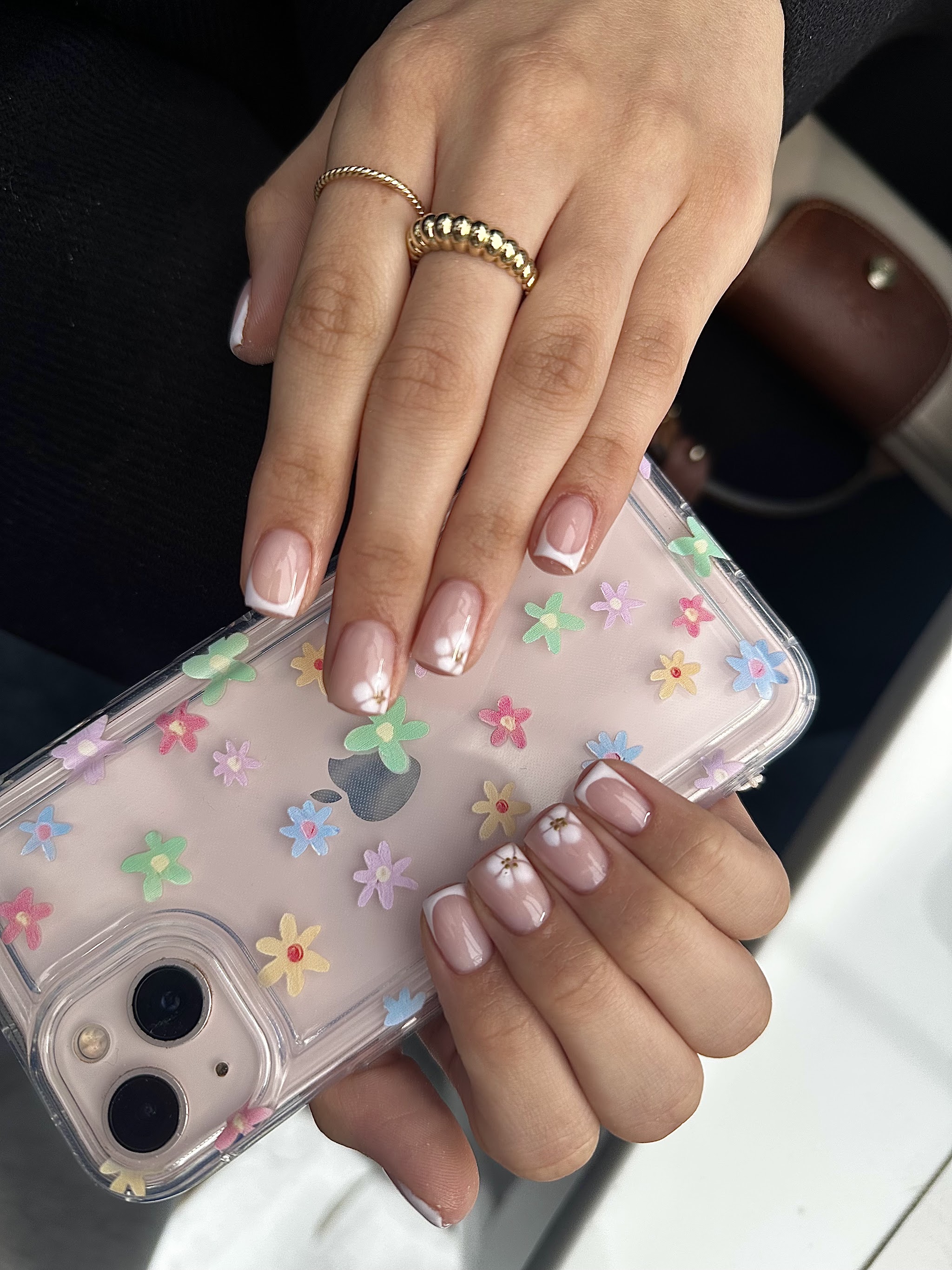 Afgewerkte lichtroze manicure met fijne witte details