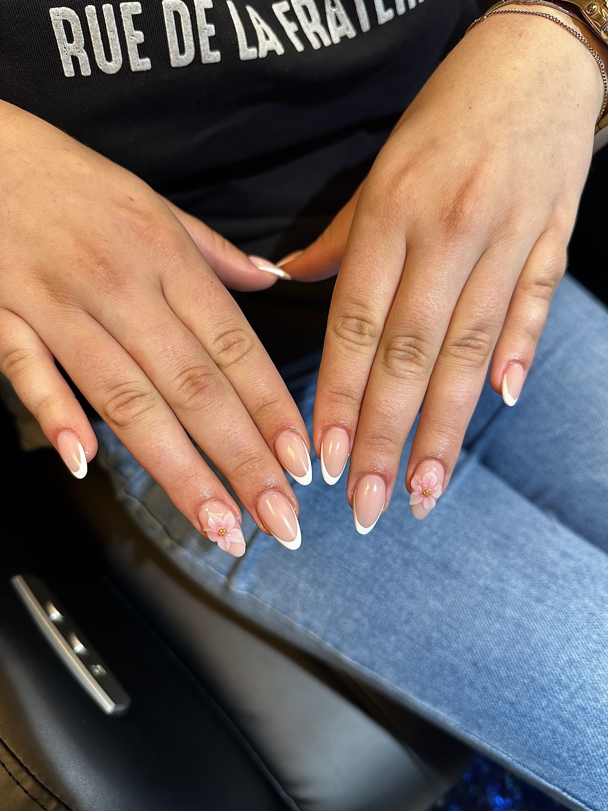 Afgewerkte lange manicure met lichte nagelpunten