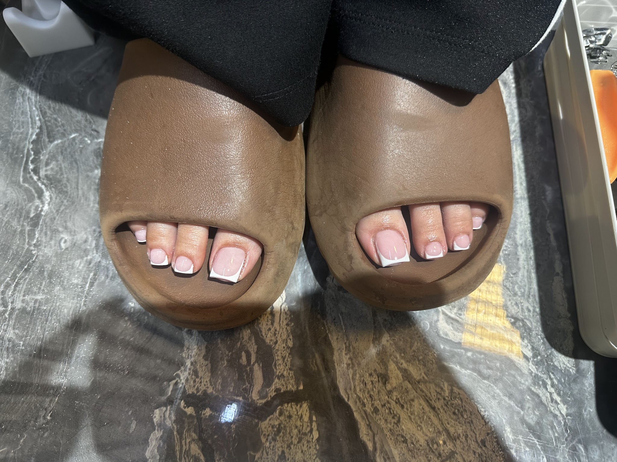 Afgewerkte pedicure met zachtroze teennagels